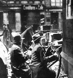 德国柏林工人总罢工并武装起义