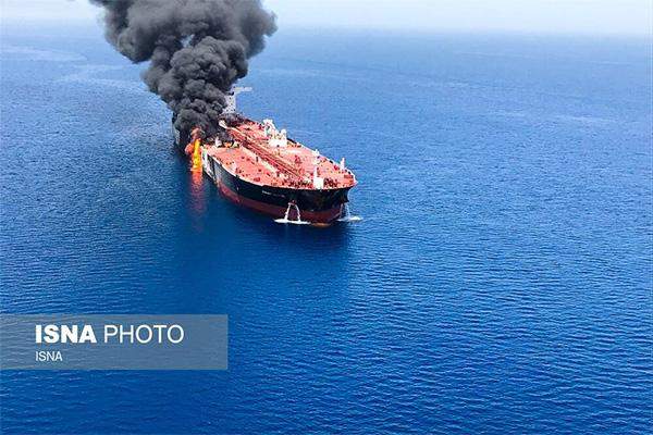 两艘油轮阿曼湾遇袭发生爆炸