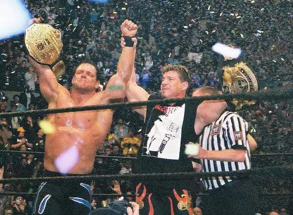 wwe世界重量级冠军贝努瓦自杀