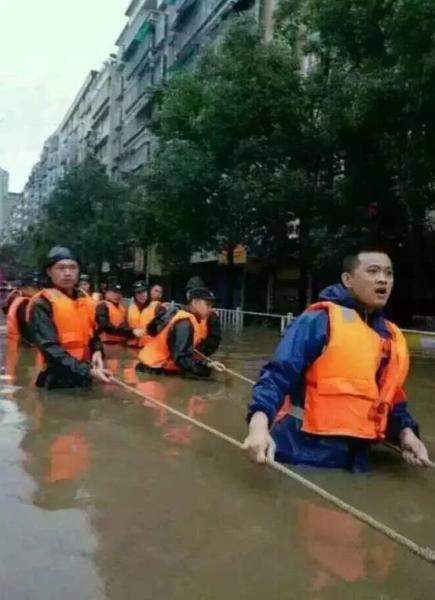 南方多地日雨量破极值 长江出现2016年第1号洪水
