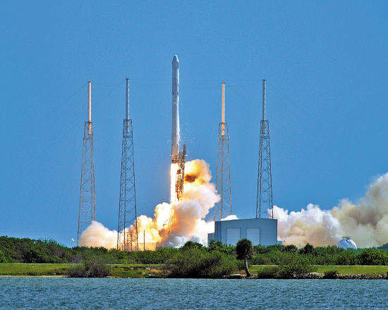 马斯克受挫 SpaceX猎鹰9号火箭空中爆炸