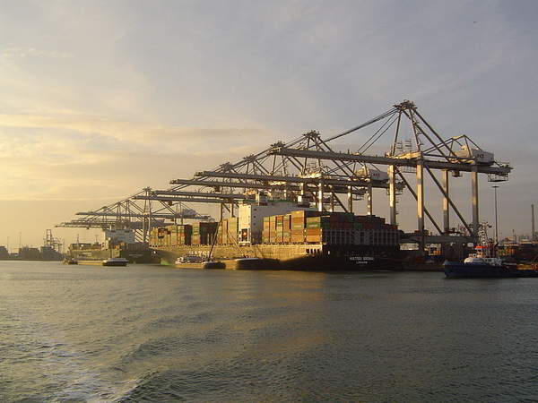 中国与荷兰王国建立外交关系