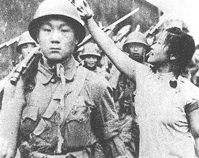 上海百万军民庆祝解放