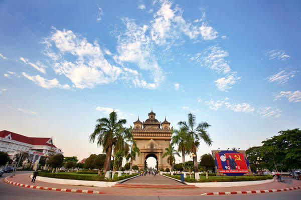 我国与老挝建立外交关系