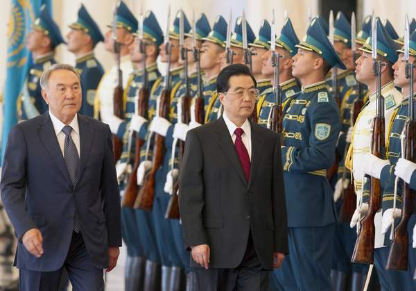 我国与哈萨克斯坦建立外交关系