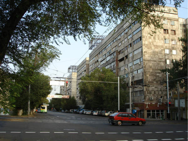 我国与哈萨克斯坦建立外交关系