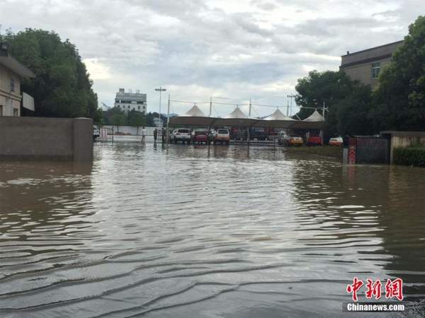 南方多地日雨量破极值 长江出现2016年第1号洪水